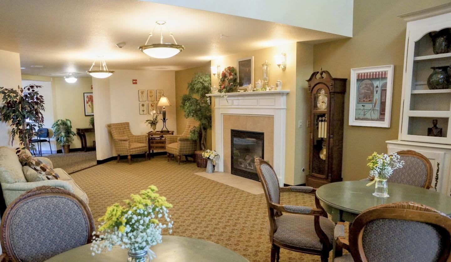 bridgewood greenroom with fireplace